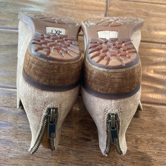 Born Kerri Crème Visone Distressed Suede Leather Ankle Boots Shoes Size 7M Beige - Picture 8 of 12